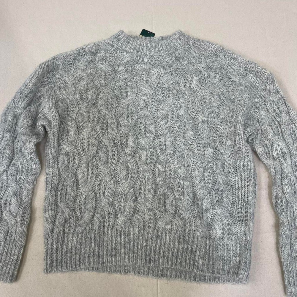 Gray cable knit sweater‎